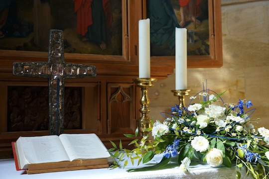 Altar mit Kerzen, Kreuz und Bibel