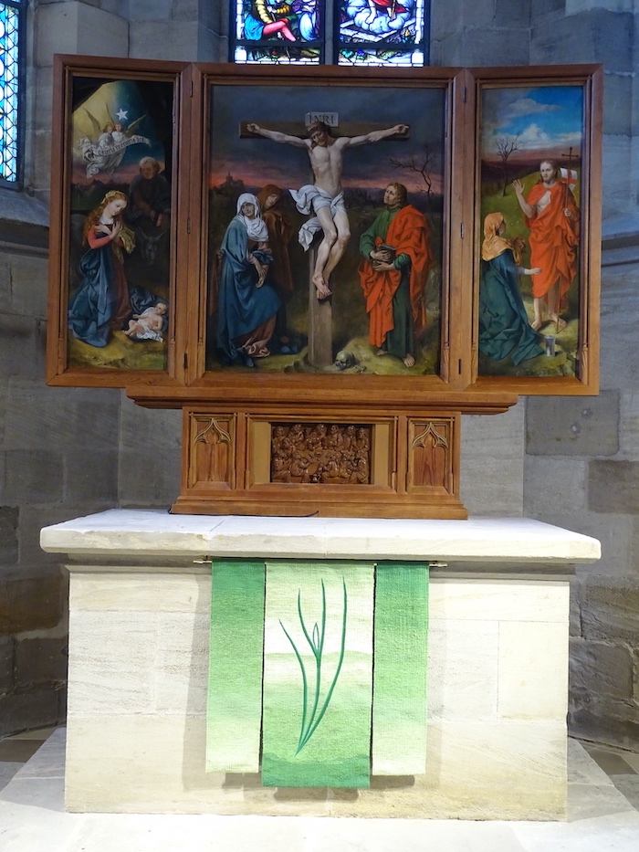 Saniertes, dreiflügeliges Altarbild. Darstellung von Geburt, Kreuzigung und Auferstehung Jesu