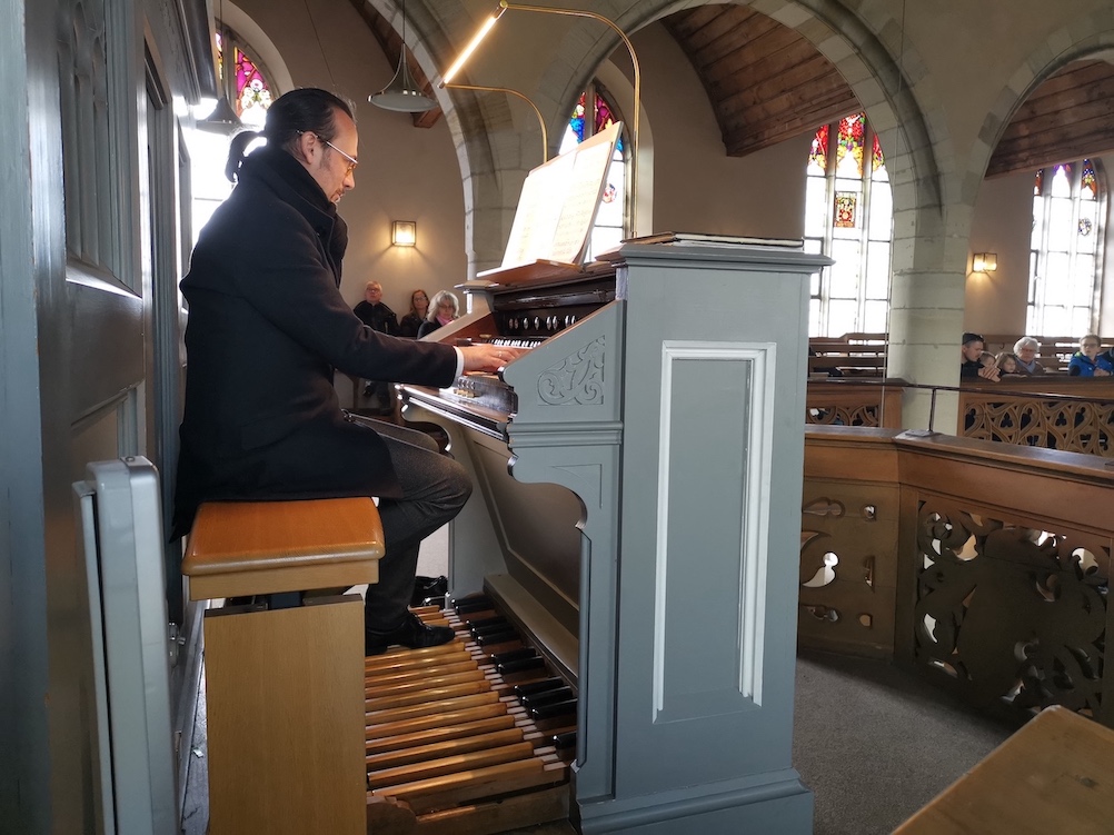 Organist spielt auf der Orgel
