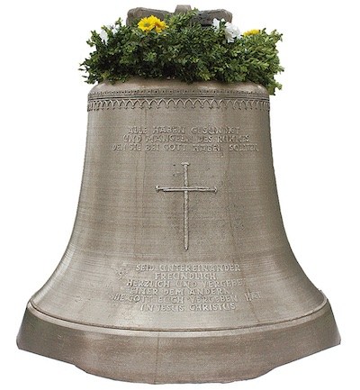 Friedensglocke mit Blumenschmuck