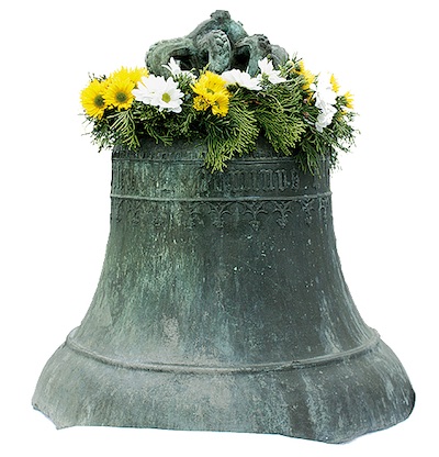 Große alte Schlossglocke mit Blumenschmuck