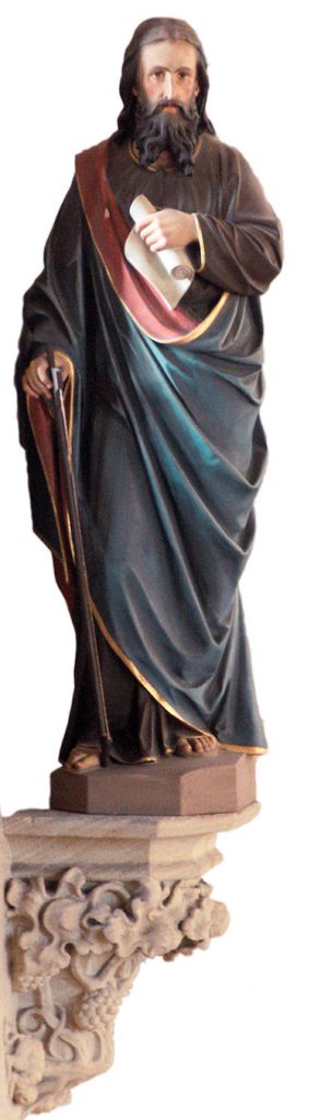 Jakobus-Statue steht auf einem Steinsockel