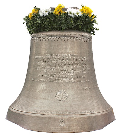 Jakobusglocke mit Blumenschmuck