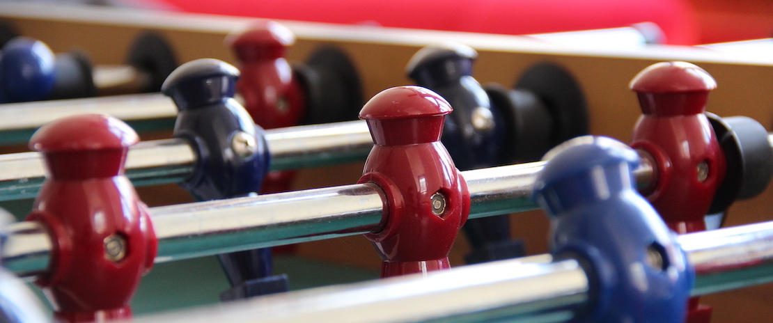 Spielfiguren am Kickertisch