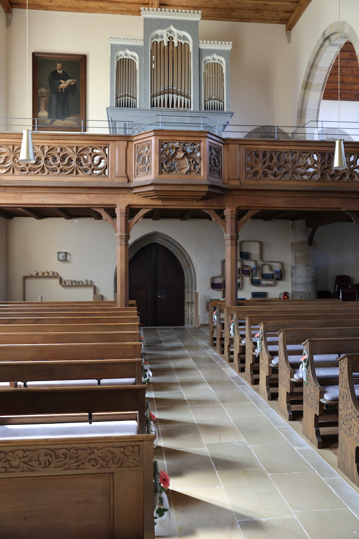 Kirchenschiff und Emporenbrüstung