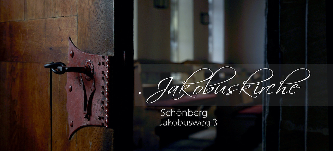 Kirchentür und Schriftzug über das Bild gelegt: "Jakobuskirche Schönberg, Jakobusweg 3"