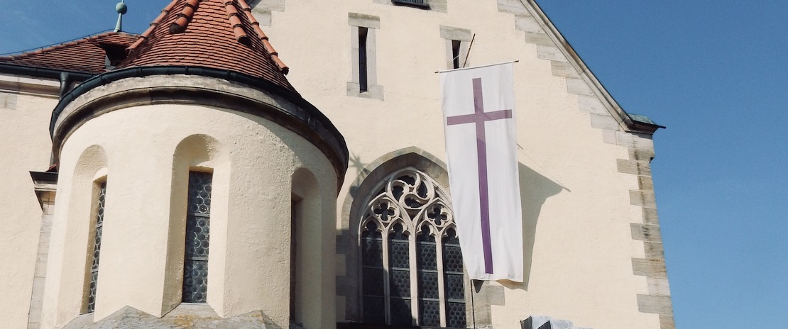 Wehende Fahne an der Kirche zur Konfirmation