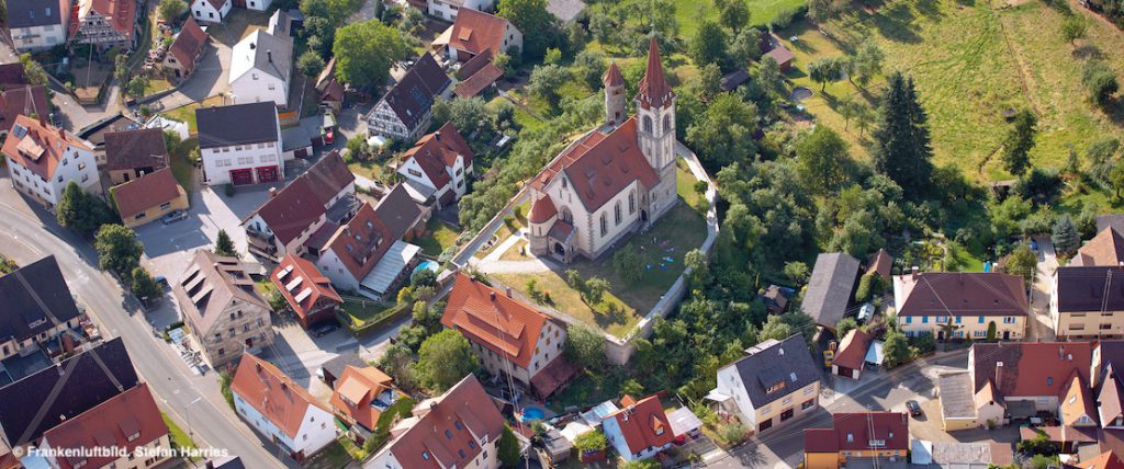 Jakobuskirche und Kirchgarten aus der Luft