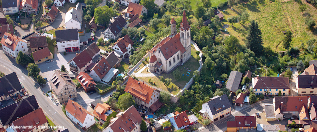 Jakobuskirche und Kirchgarten aus der Luft