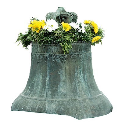 Mittlere alte Schlossglocke mit Blumenschmuck