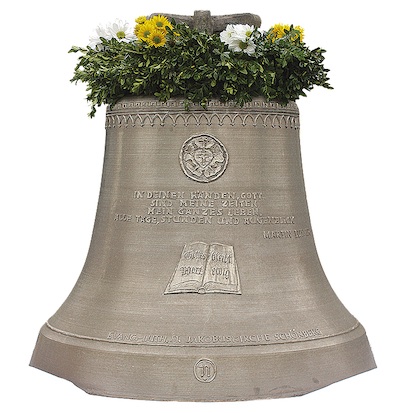 Reformationsglocke mit Blumenschmuck