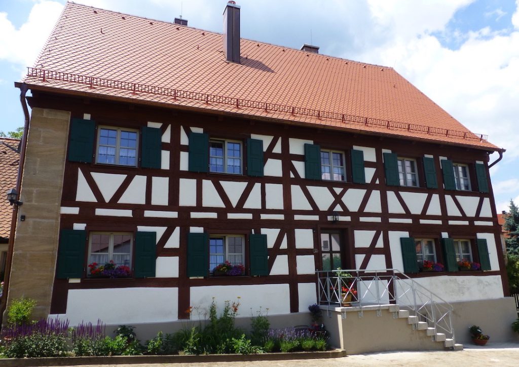 Renoviertes Schönberger Pfarrhaus (Fachwerkhaus)