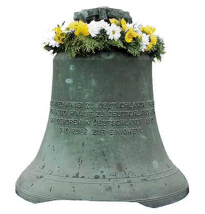Alte Taufglocke mit Blumenschmuck