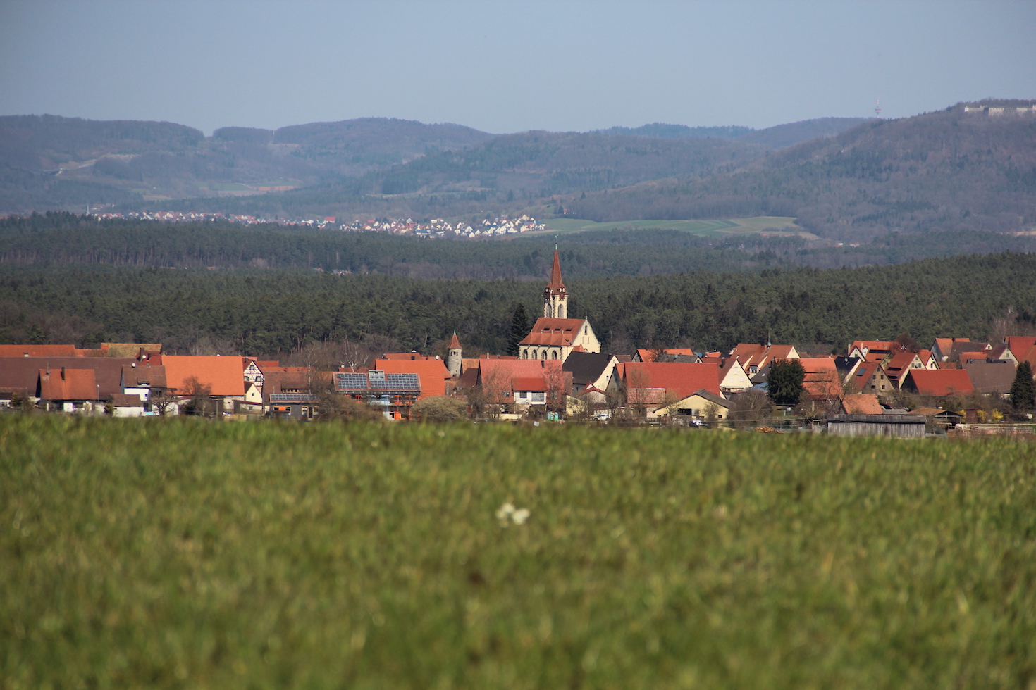 Schönberg mit der Jakobuskirche von der Hohen Reuth aus